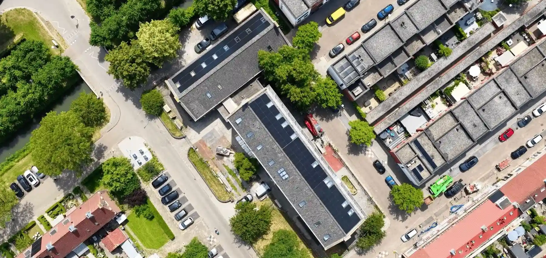 Bovenaanzicht van verduurzaamde woningen met PVT-systeem in IJsselstein