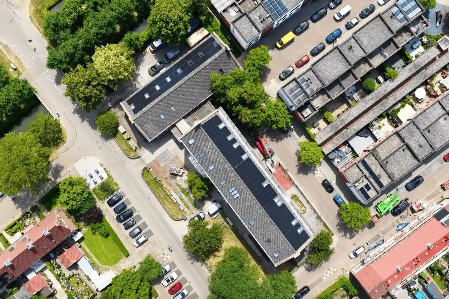 Bovenaanzicht van verduurzaamde woningen met PVT-systeem in IJsselstein