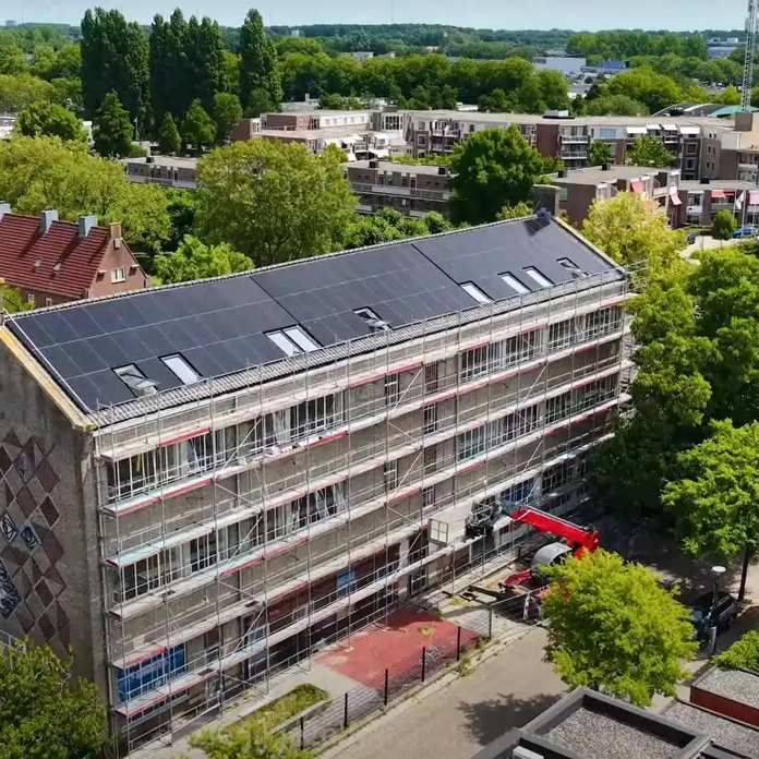 Luchtfoto van woonwijk in IJsselstein met PVT-panelen na renovatie