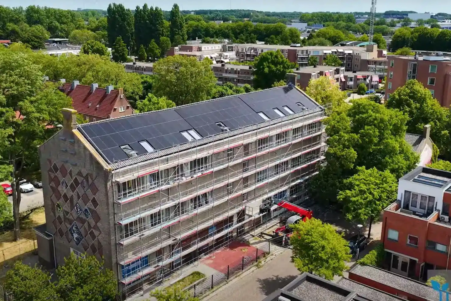 Luchtfoto van woonwijk in IJsselstein met PVT-panelen na renovatie