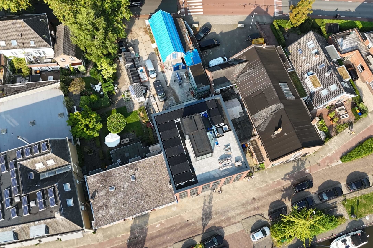 Bovenaanzicht van een gebouw met PVT-panelen van HR energy op het dak