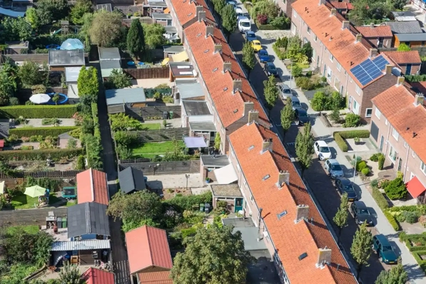 Luchtfoto van wijk met huizen en straten in Nederland