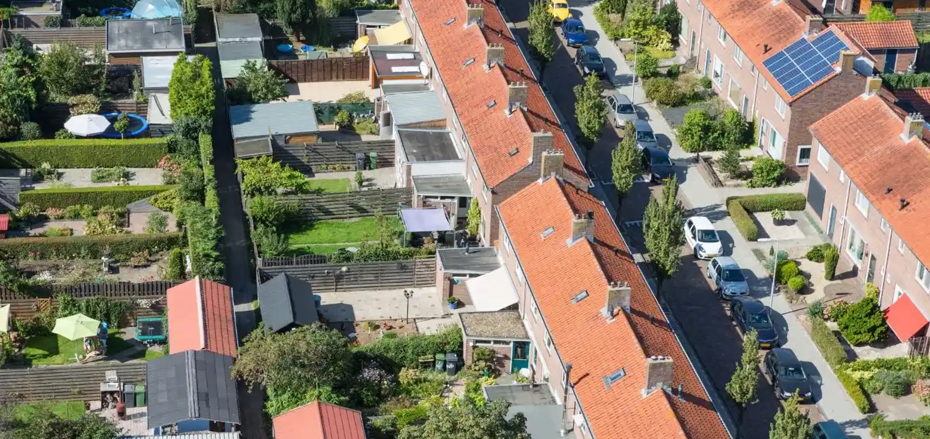 Luchtfoto van wijk met huizen en straten in Nederland