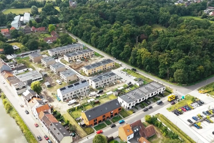 Bovenaanzicht van nieuwbouwproject met PVT-systeem in Mariakerke in België