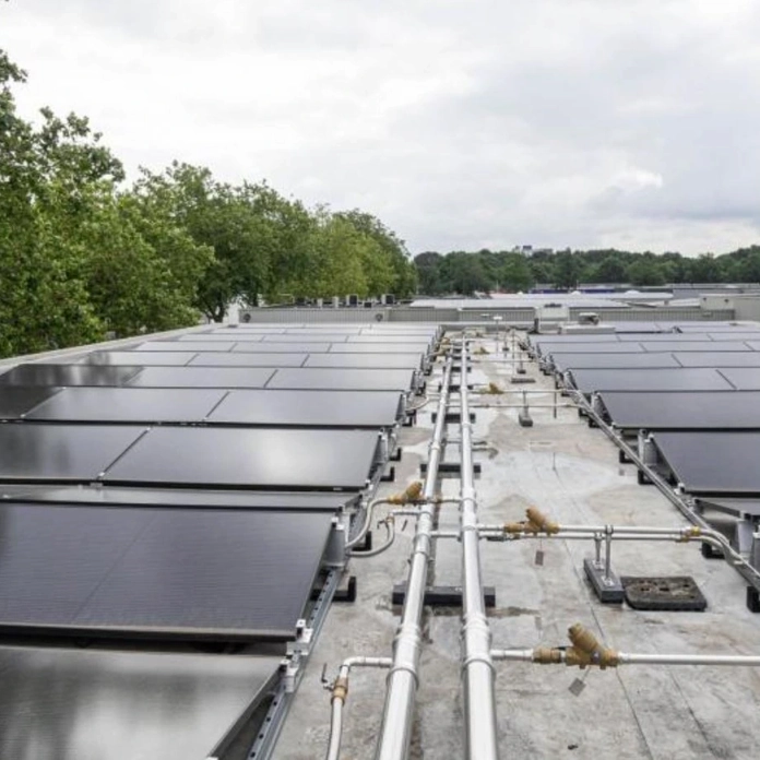 Werkzaamheden aan PVT-installatie op dak van gebouw in Tilburg