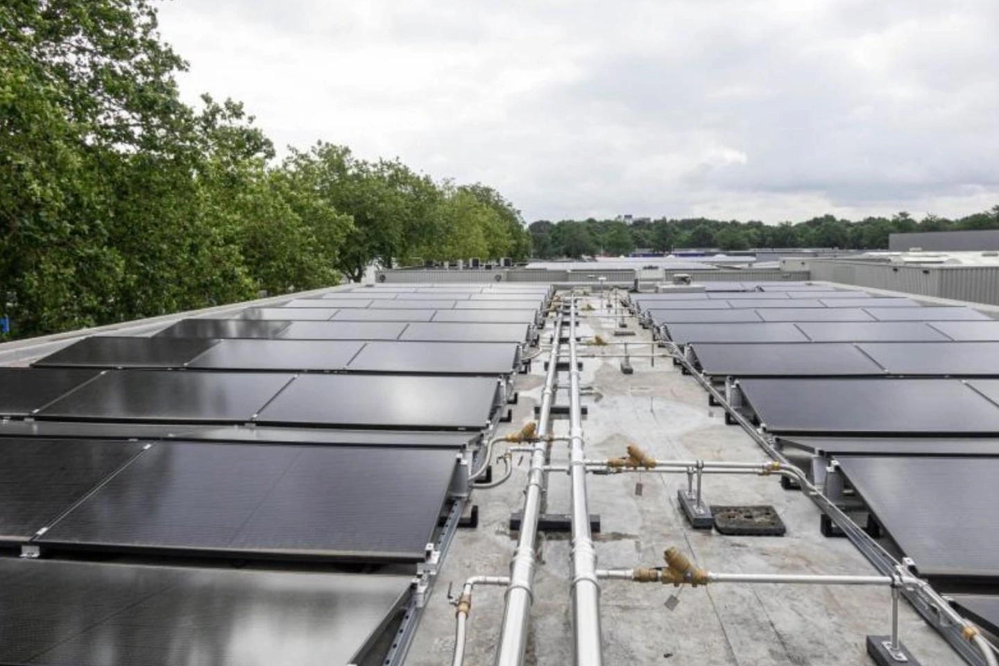 Werkzaamheden aan PVT-installatie op dak van gebouw in Tilburg