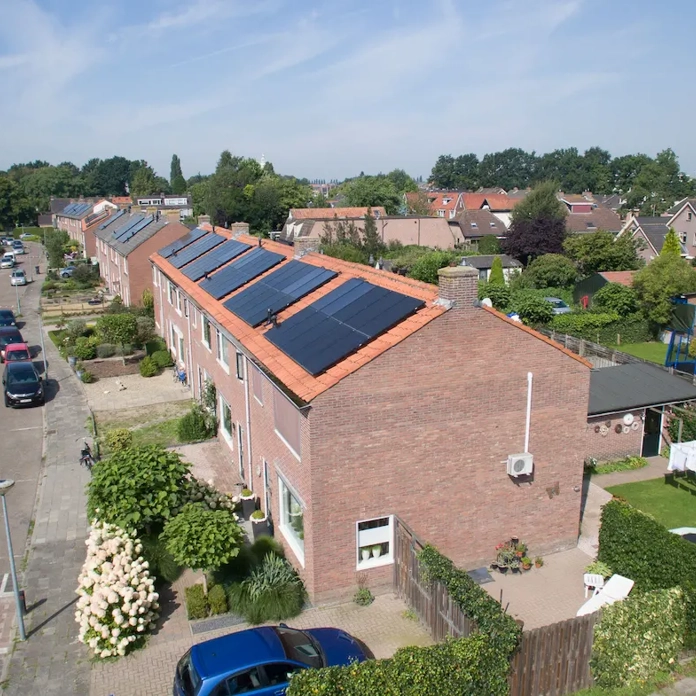 Rijtjeswoningen met zonnecollectoren en zonnepanelen in Nijkerk