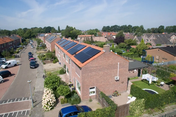 Rijtjeswoningen met zonnecollectoren en zonnepanelen in Nijkerk
