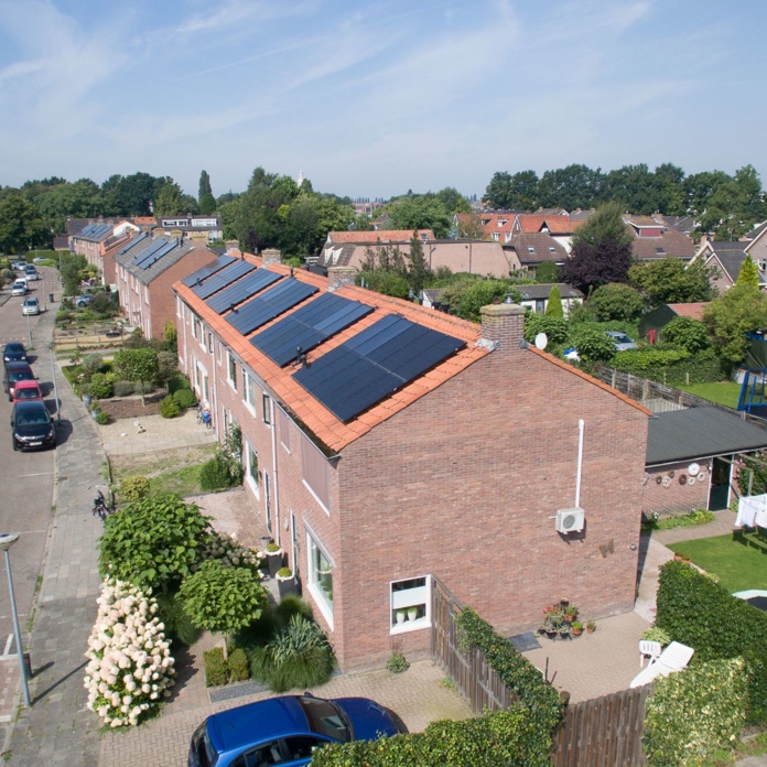 Rijtjeswoningen met zonnecollectoren en zonnepanelen in Nijkerk