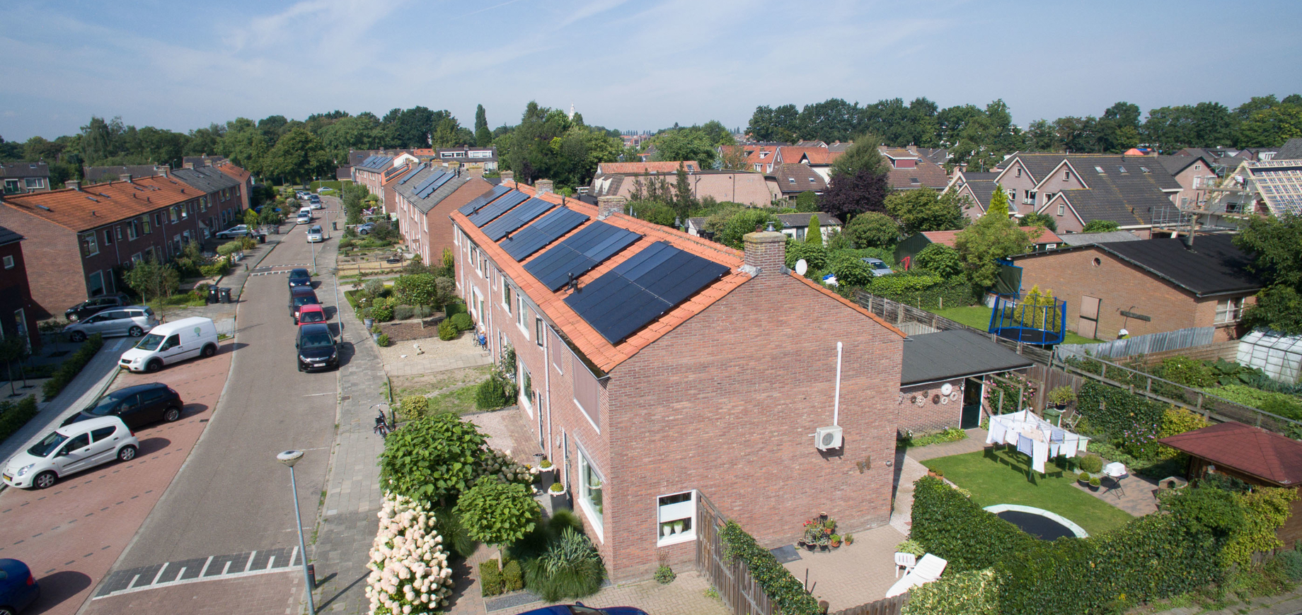 Rijtjeswoningen met zonnecollectoren en zonnepanelen in Nijkerk