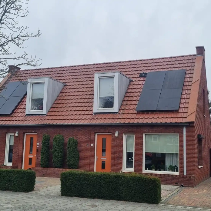 Woningen met PVT-panelen op het dak in renovatieproject in Raalte