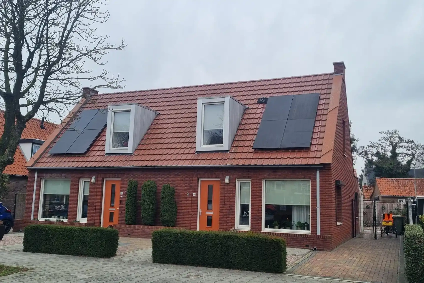 Woningen met PVT-panelen op het dak in renovatieproject in Raalte