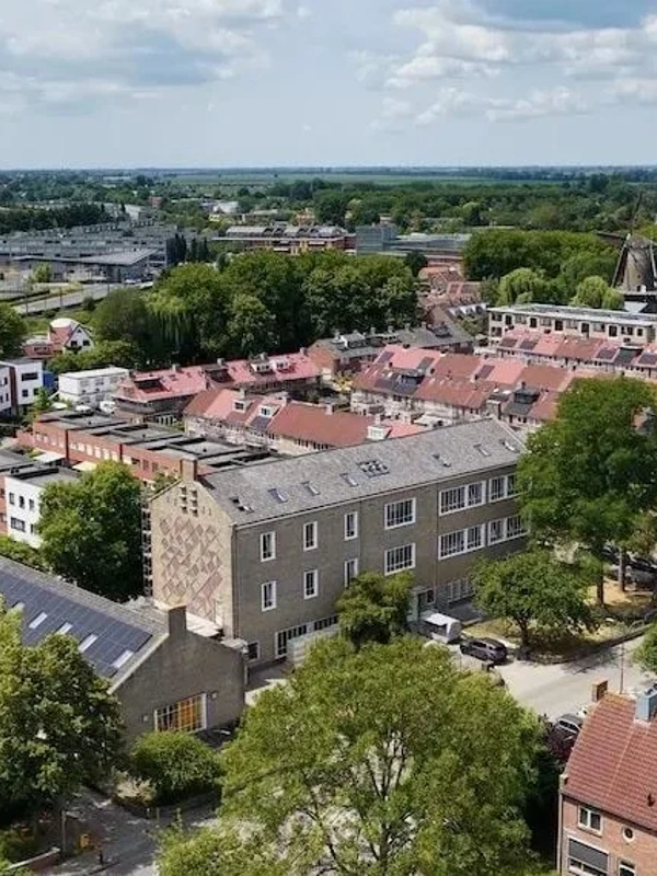 Luchtfoto van woningen in IJsselstein met PVT-panelen op het dak na transformatie