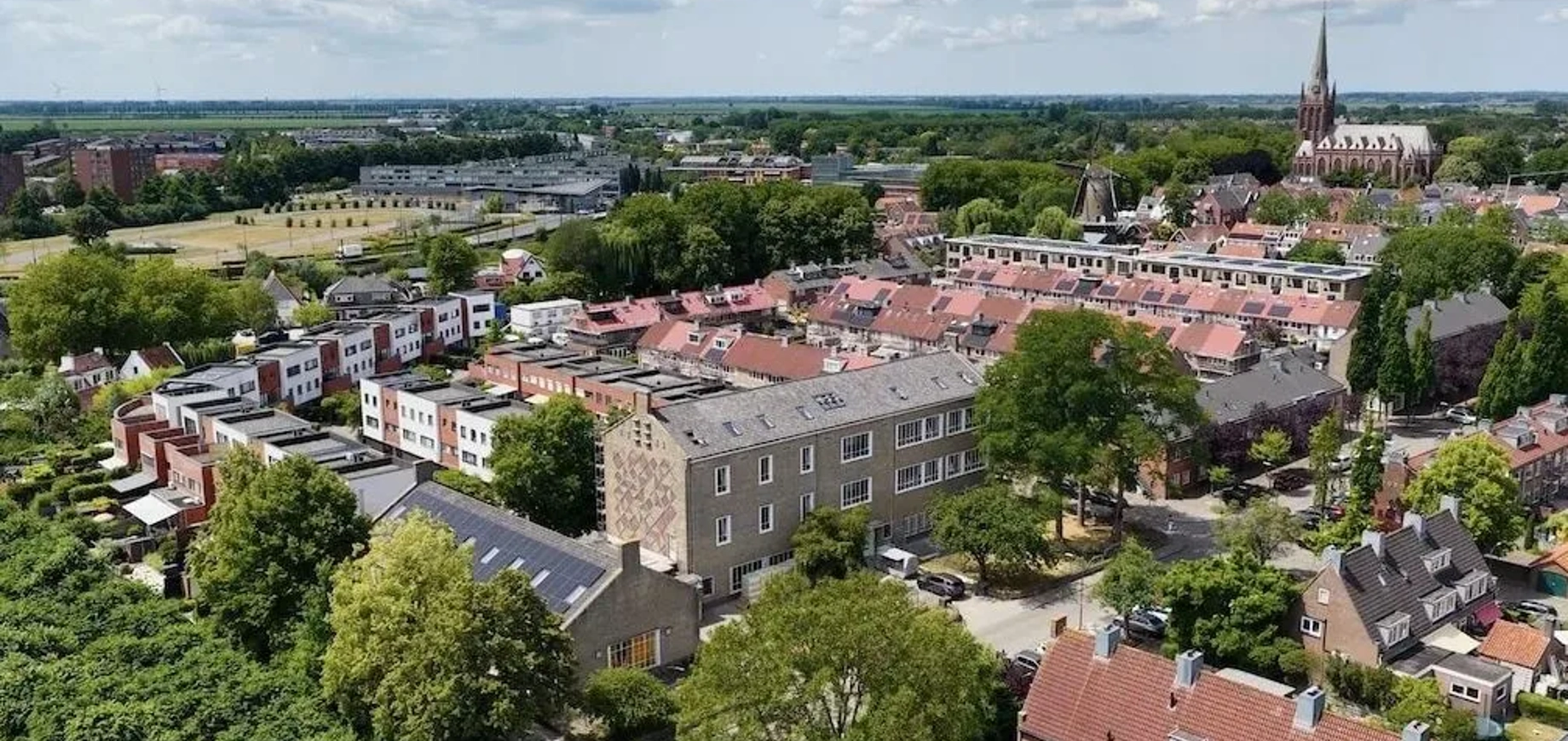Luchtfoto van woningen in IJsselstein met PVT-panelen op het dak na transformatie