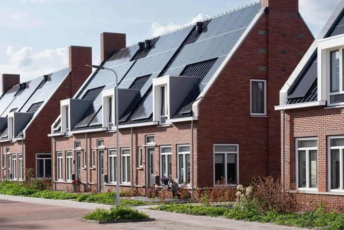 Rijtjeshuizen in Nederland met PVT-panelen op het dak