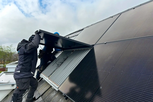 PVT paneel wordt gemonteerd op het dak