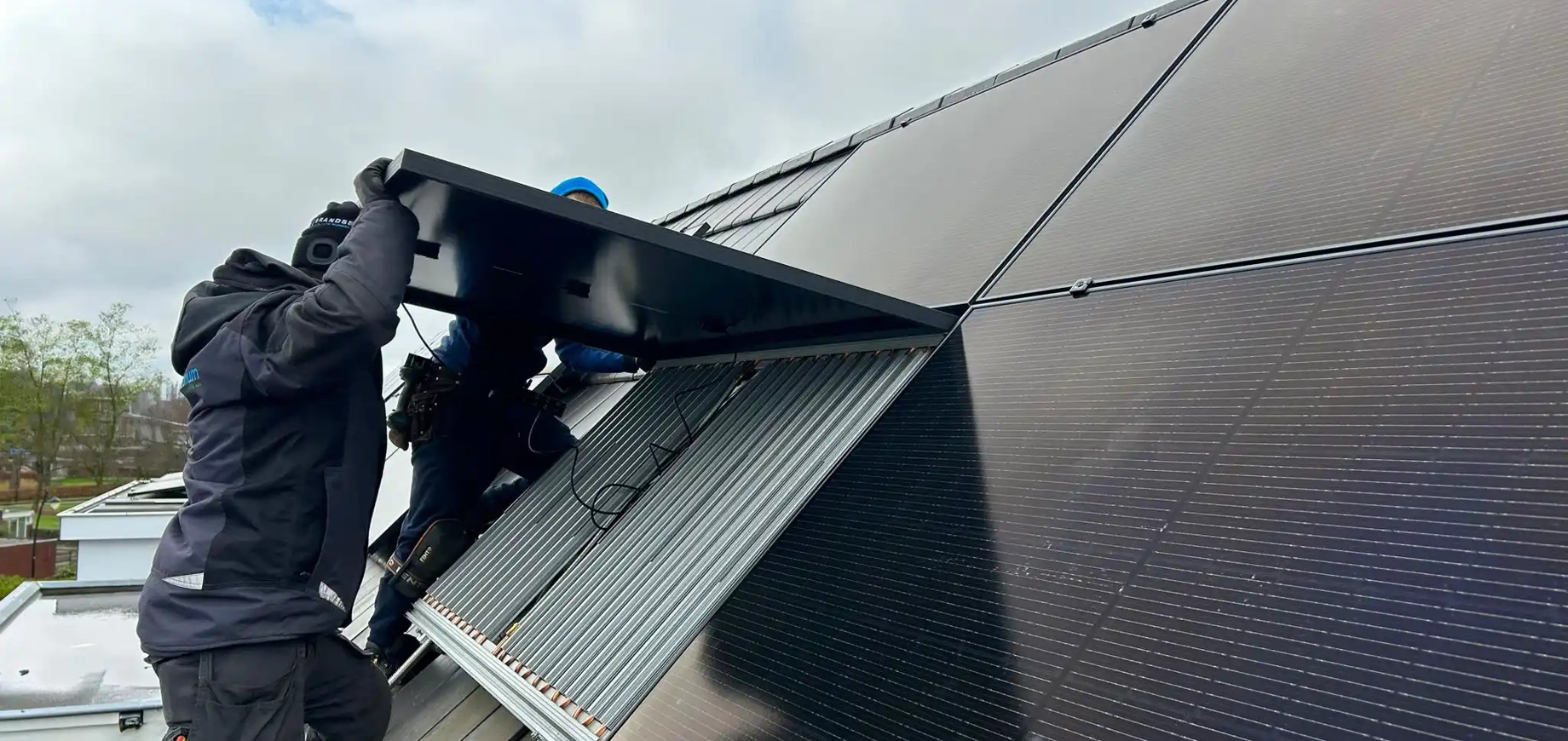 PVT paneel wordt gemonteerd op het dak