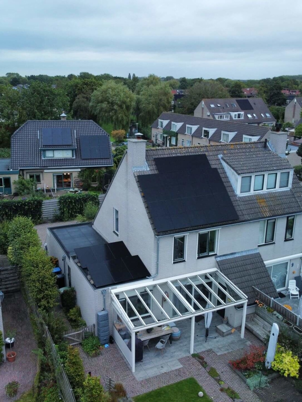 PVT panelen van zonnepanelen op een vrijstaande woning