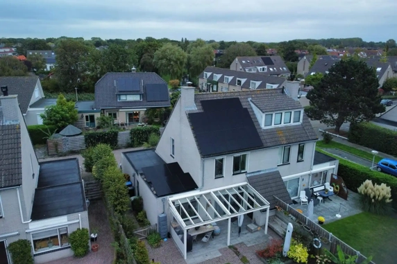 PVT panelen met zonnepanelen op het dak van een vrijstaande woning