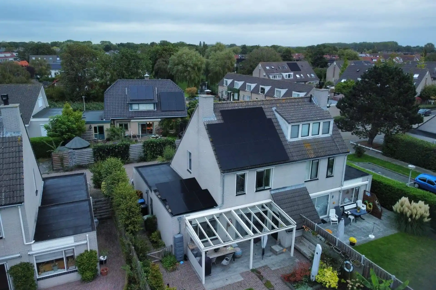 PVT panelen met zonnepanelen op het dak van een vrijstaande woning