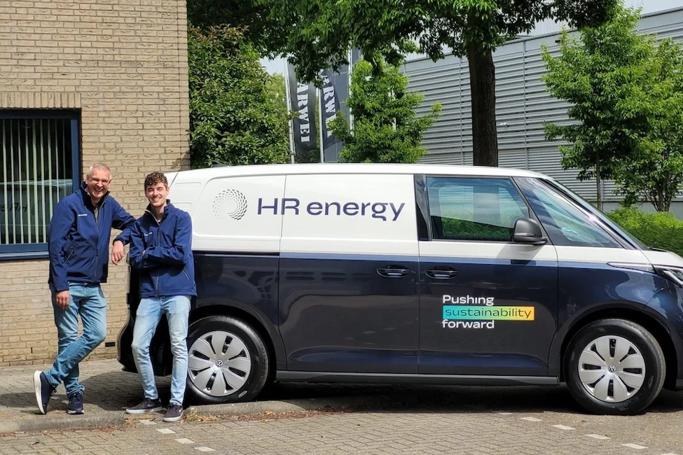Medewerkers van HR energy bij de bedrijfsbus