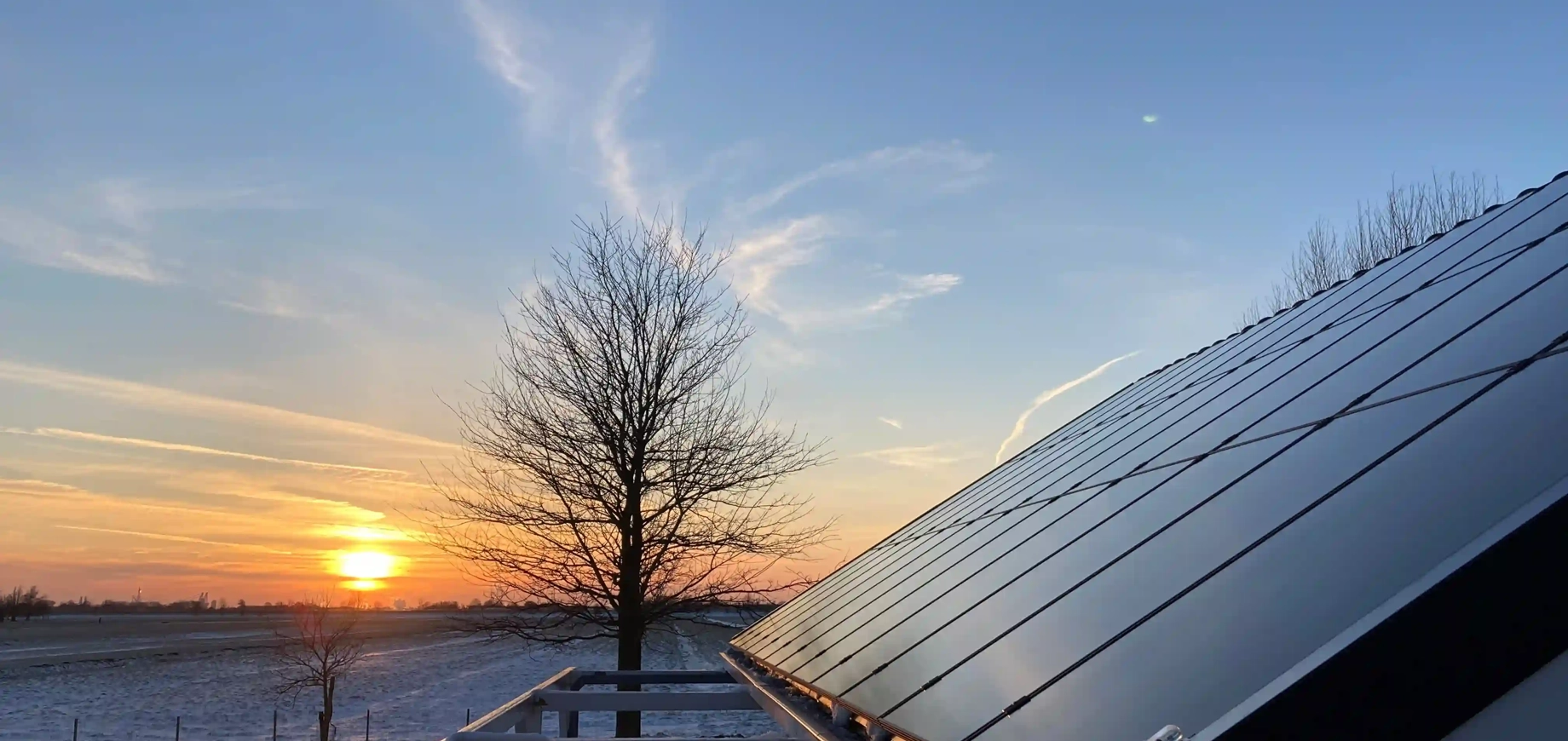 PVT panelen met op de achtergrond de zonsopgang