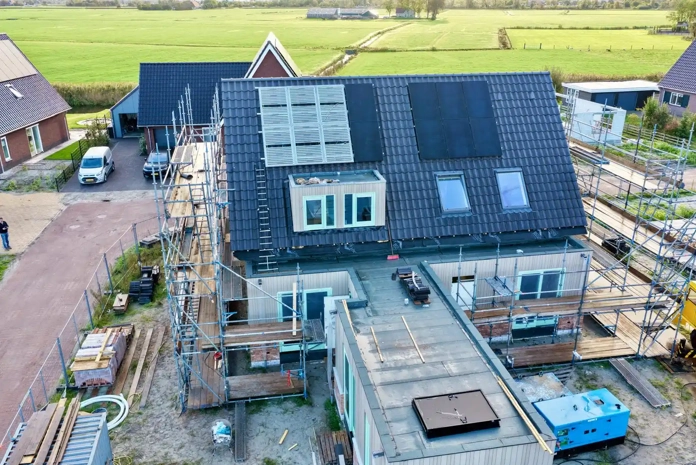 Luchtfoto van woonwijk met PVT-installatie op nieuwbouwwoningen in Oosthem