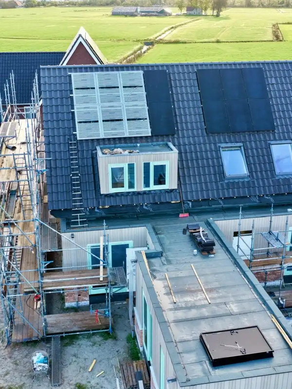 Luchtfoto van woonwijk met PVT-installatie op nieuwbouwwoningen in Oosthem