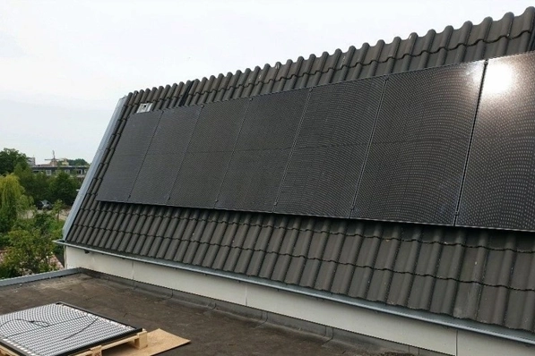 Rij PVT-panelen op woning in Leiden