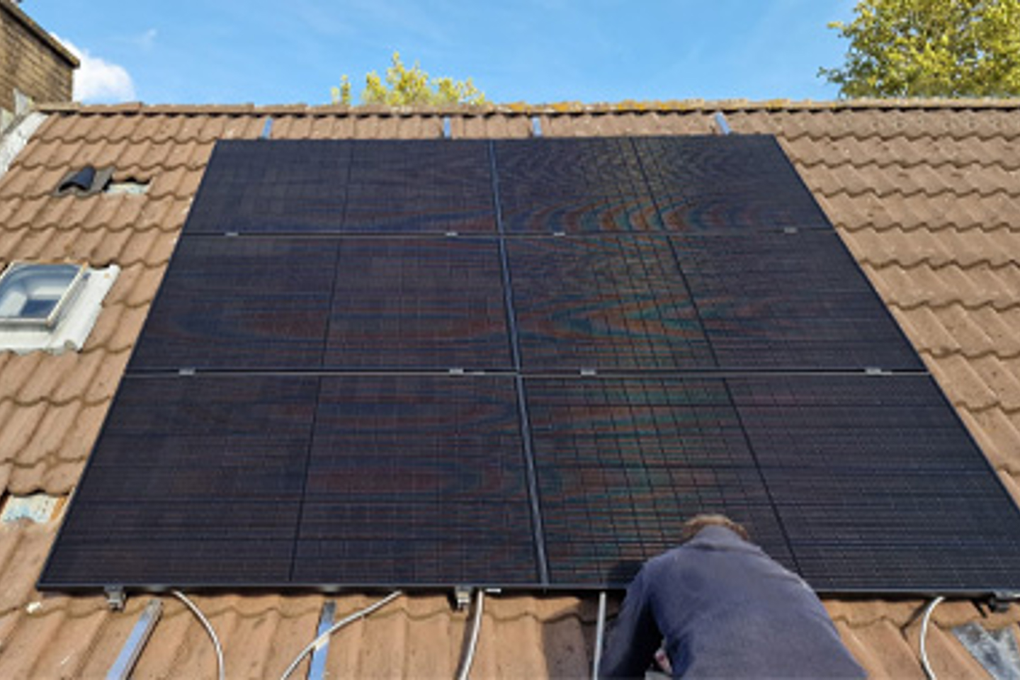 Installateur die PVT paneel van HR energy aan het monteren is op het dak