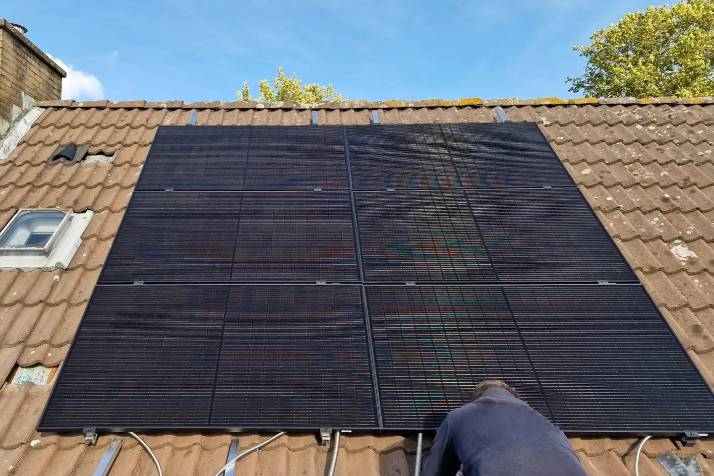 Installateur die PVT paneel aan het monteren is op het dak