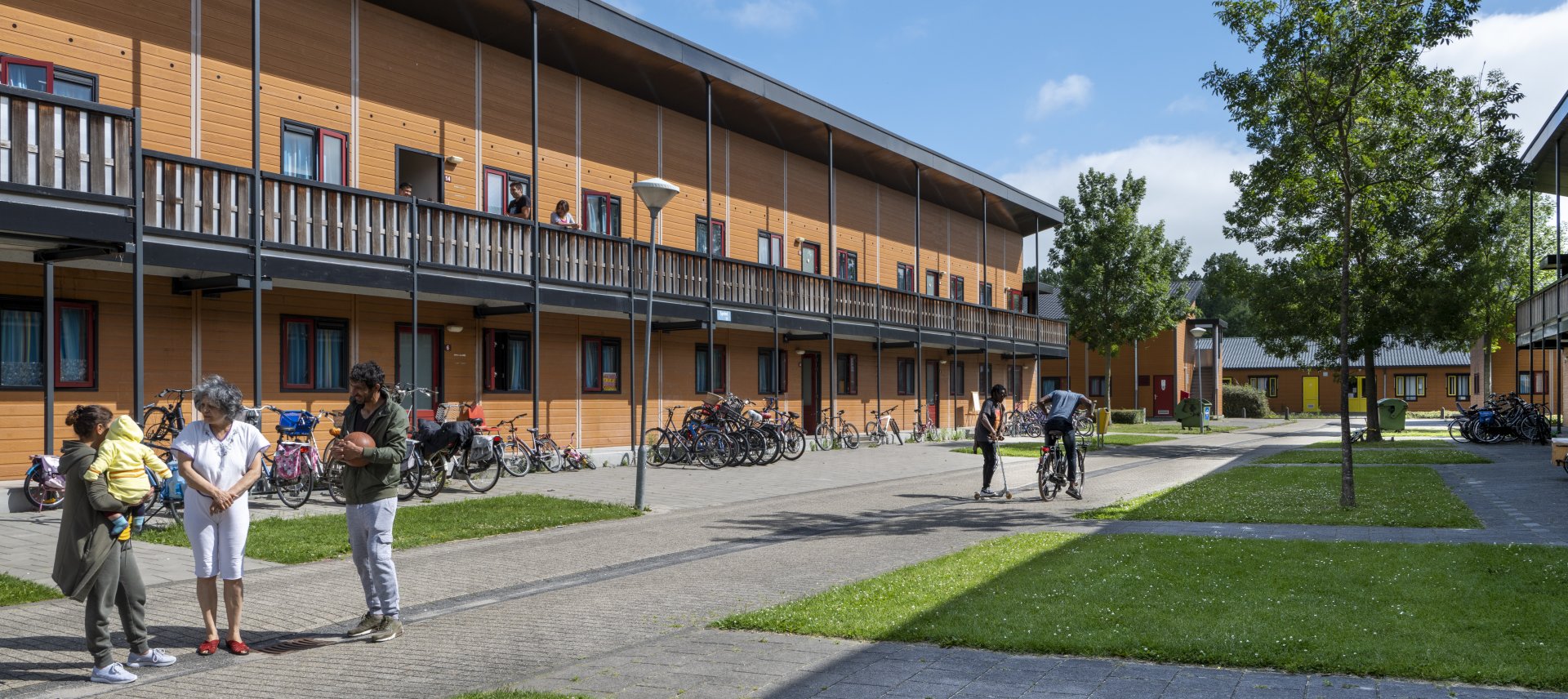 Voorkant van een gebouw met bewoners