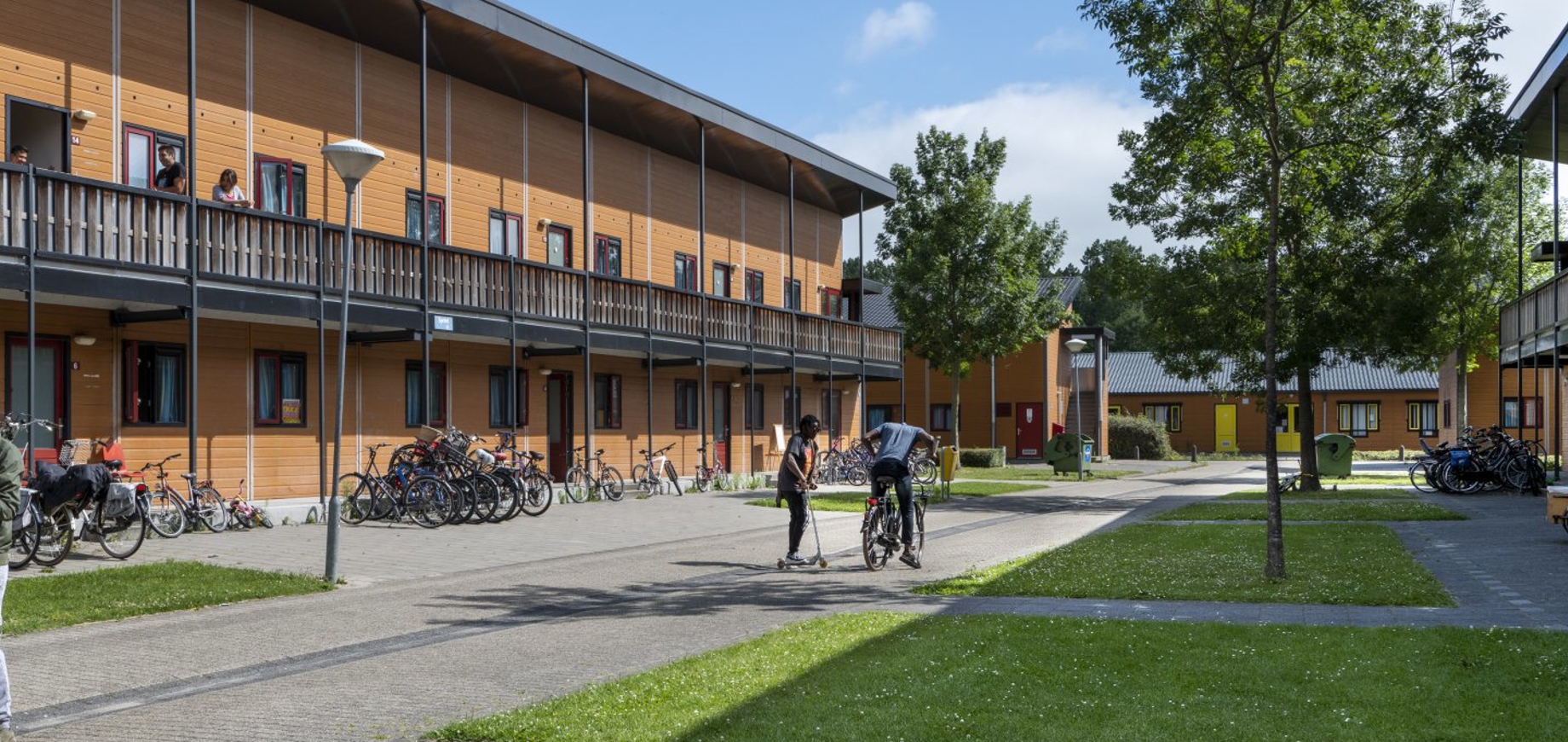 Voorkant van een gebouw met bewoners