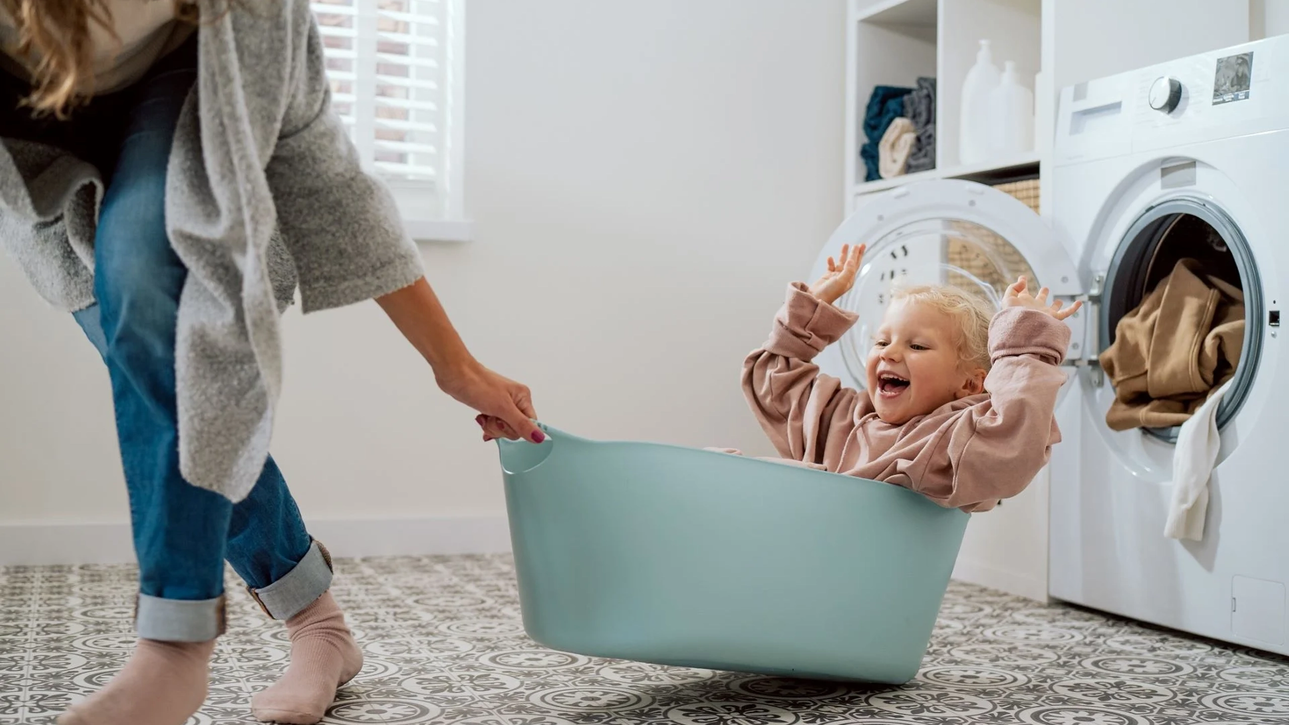 Kind in wasmand die omhoog wordt getild door vrouw