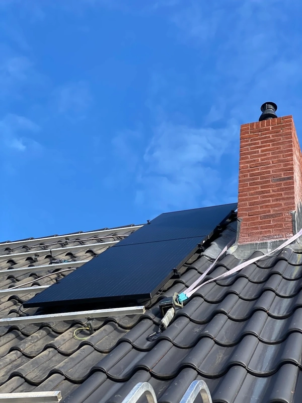 PVT-paneel op dak tijdens installatie