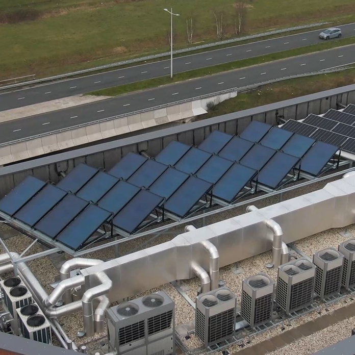 Zonnecollectoren van HR energy op het dak van het Bastion hotel