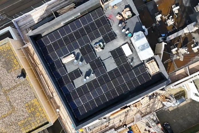 Installatiewerkzaamheden van PVT-panelen bij hotel Seaview