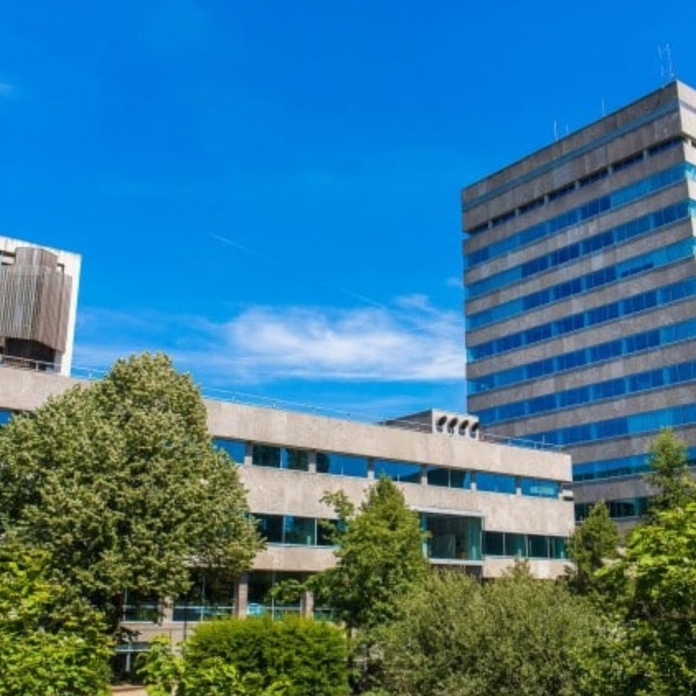 Zijaanzicht van het stadhuis in Eindhoven