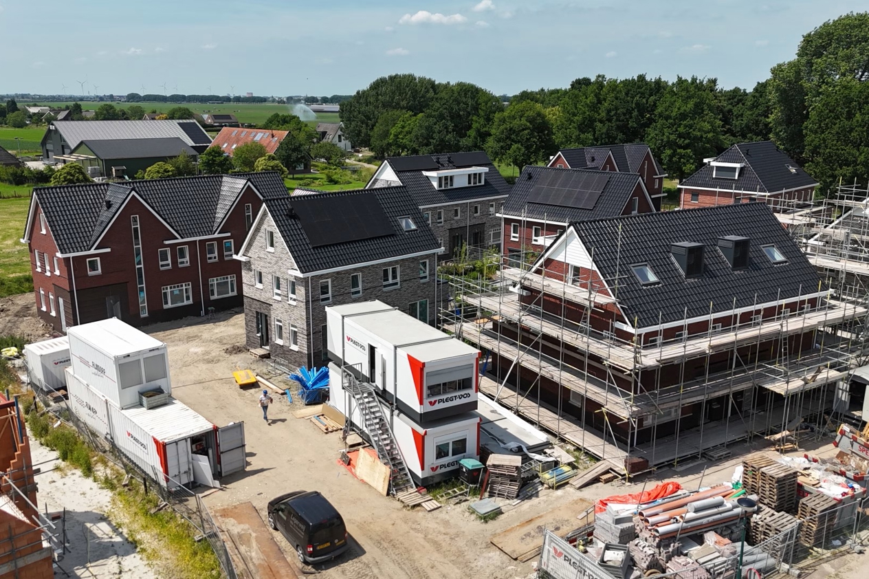 Bovenaanzicht van de bouw van nieuwbouwwoningen met PVT-panelen van HR energy