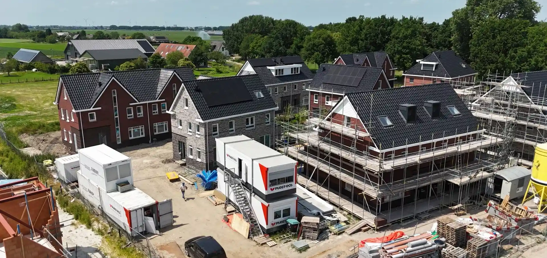 Luchtfoto van nieuwbouwwoningen met PVT-panelen in Werkhoven