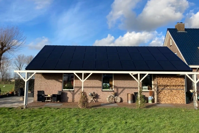 Een dak van een schuur vol PVT-panelen in Schipluiden