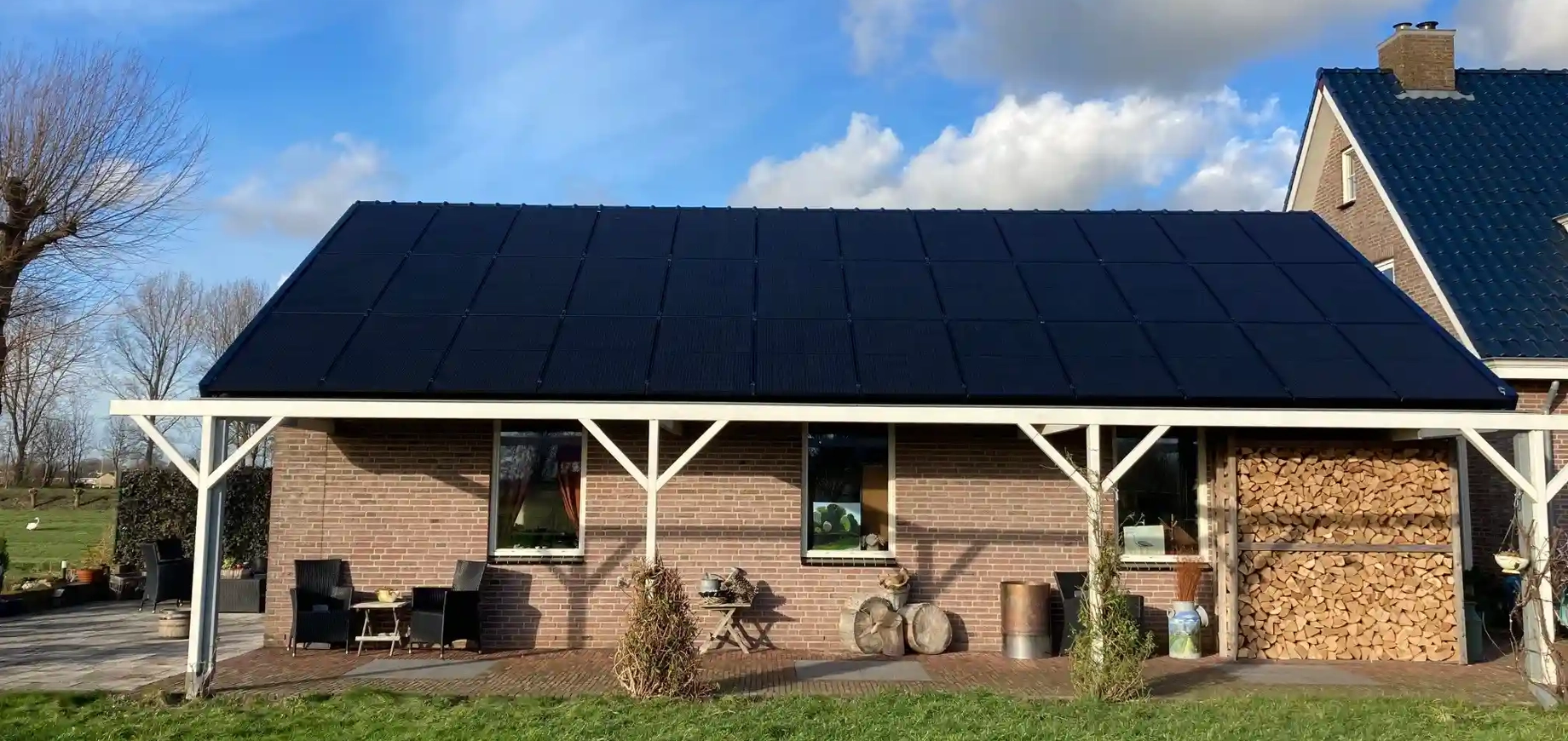 Een dak van een schuur vol PVT-panelen in Schipluiden