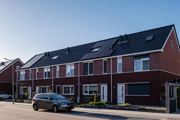 Rij woningen met zonnepanelen op de daken in een Nederlandse woonwijk