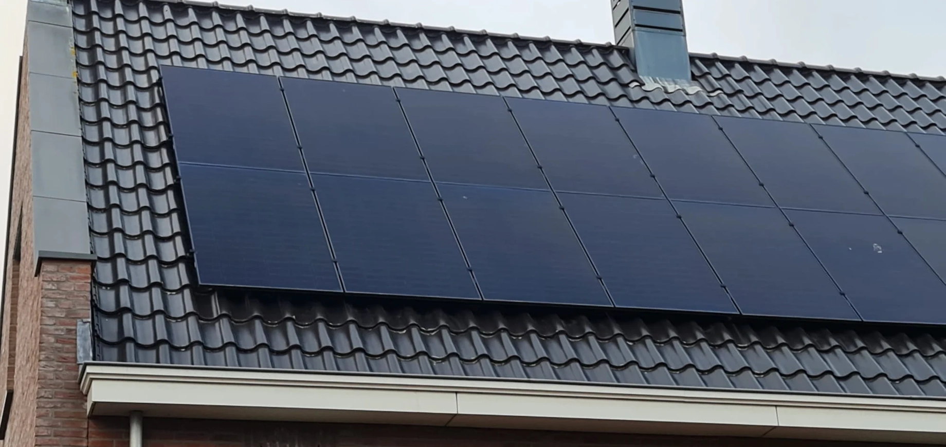 2 rijen PVT panelen op een woonhuis