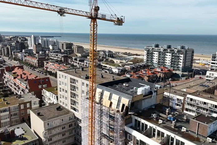 Werkzaamheden met kraan bij plaatsing PVT-panelen in Scheveningen