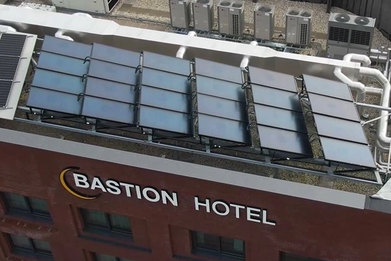 Zonnecollectoren op het Bastion hotel in Amersfoort 