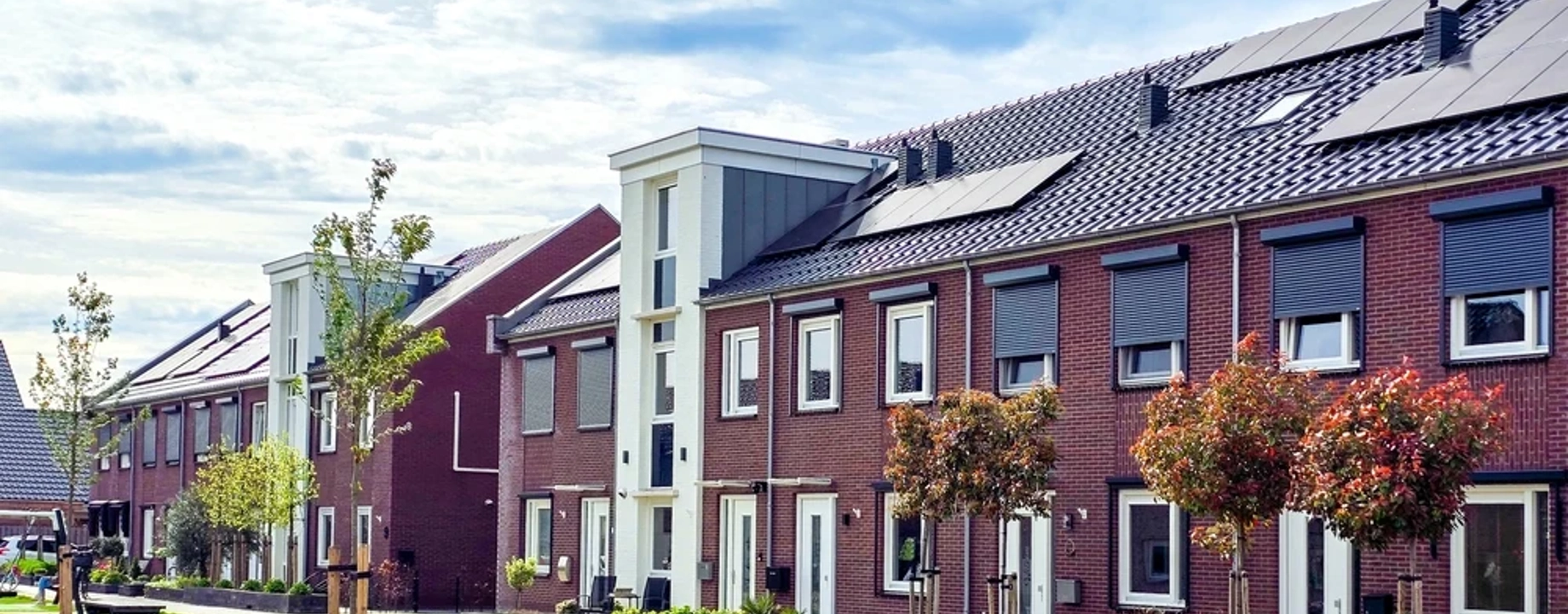 Een grasveld voor een rij woningen in Nederland