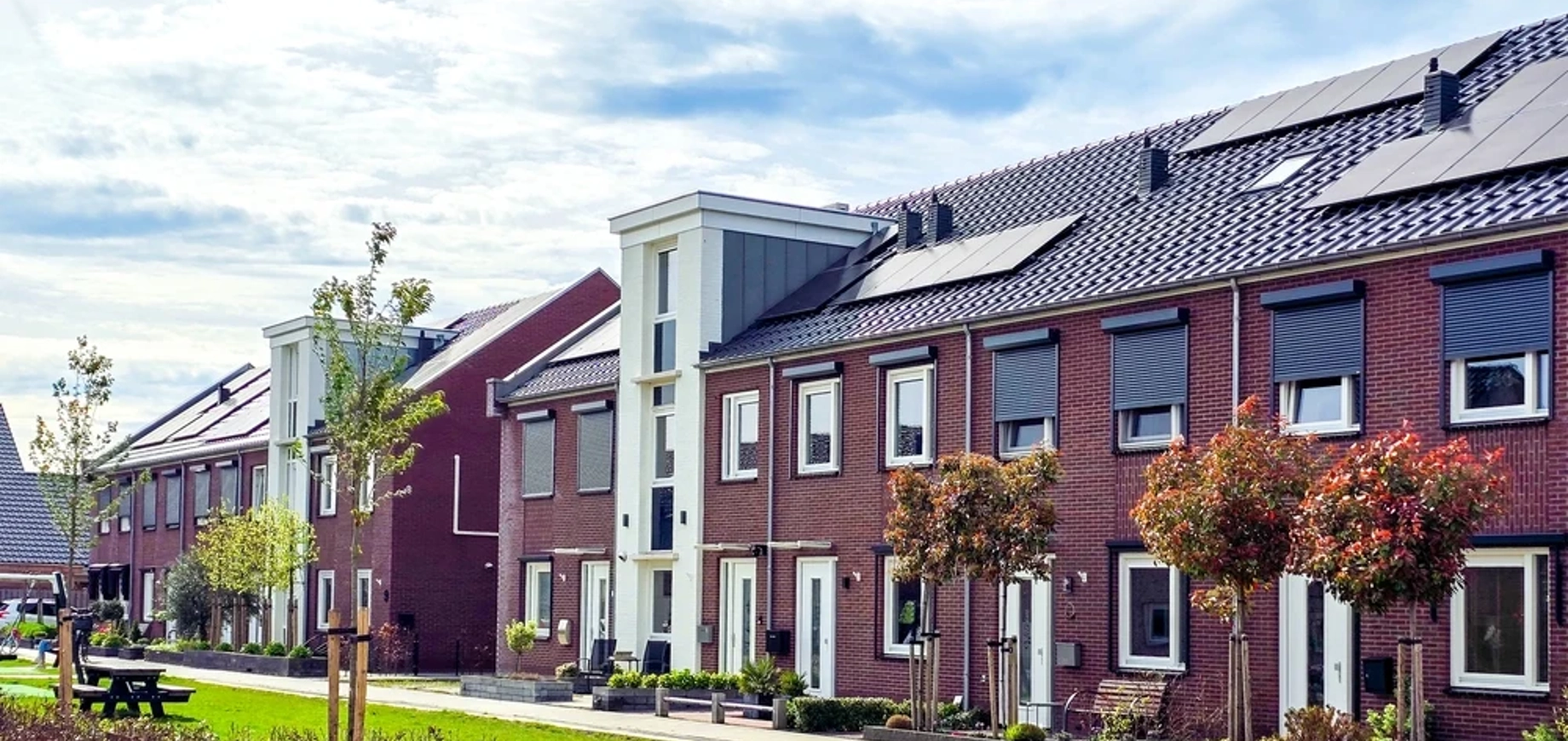 Een grasveld voor een rij woningen in Nederland