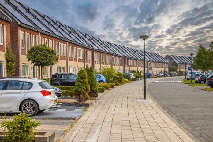 Rijtjeshuizen in Nederland met PVT-panelen op dak