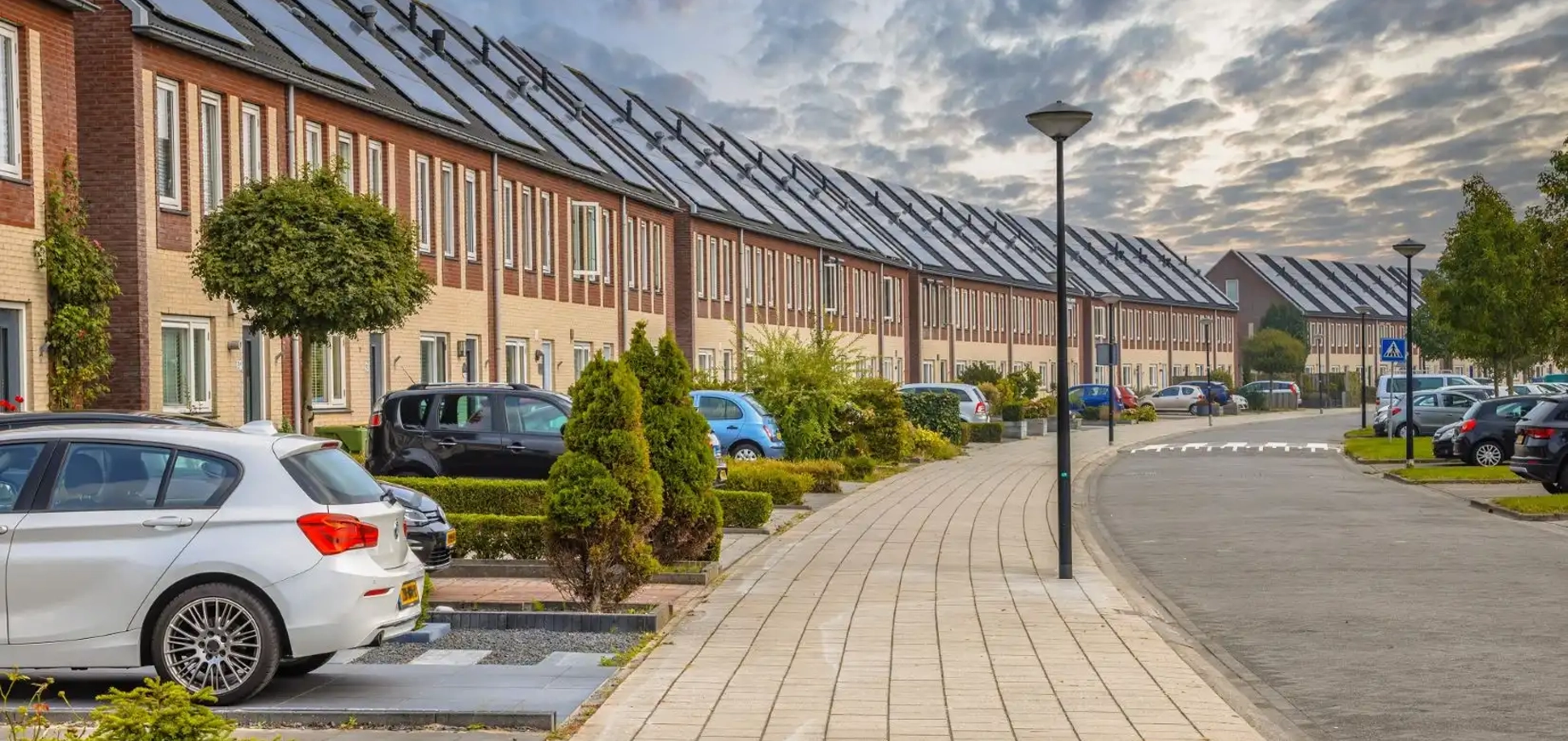 Rijtjeshuizen in Nederland met PVT-panelen op dak